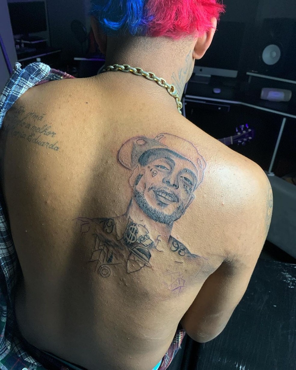 MC Brinquedo faz tatuagem em homenagem a MC Kevin