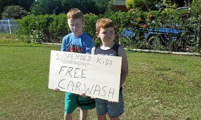 Mãe faz filhos lavarem carros de graça como forma de castigo