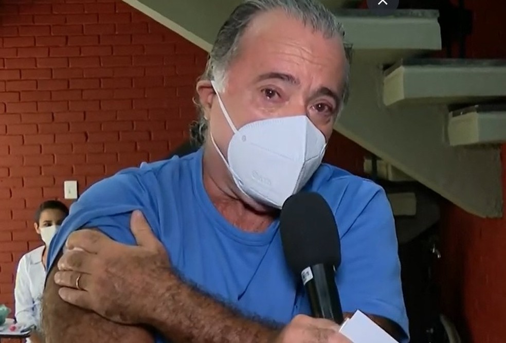 Tony Ramos toma vacina contra a Covid-19