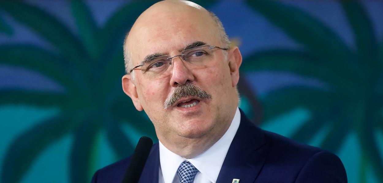 Ministro da Educação agora fala em retomar aulas nas universidades em março