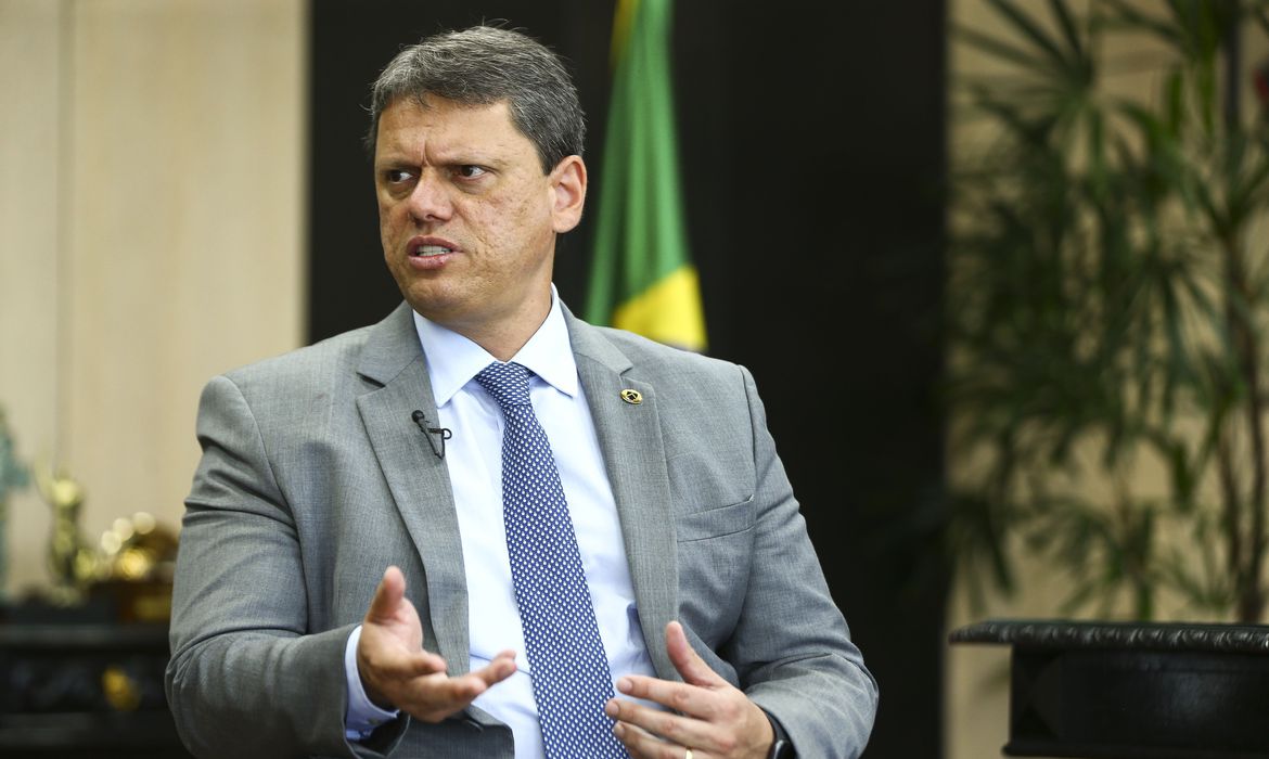 Tarcísio persegue professores que tiraram licença médica