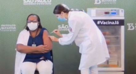 Mulher, negra e enfermeira será primeira a receber dose da Coronavac