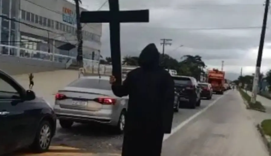 Professor de boxe se veste de morte para 'conscientizar' viajantes em Bertioga