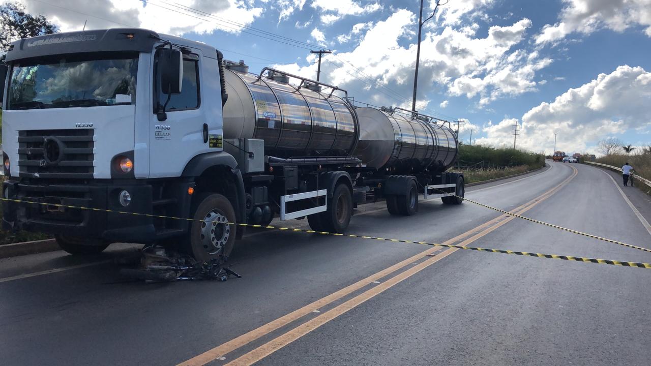 Motociclista morre após ser atropelado por caminhão em Caldas Novas