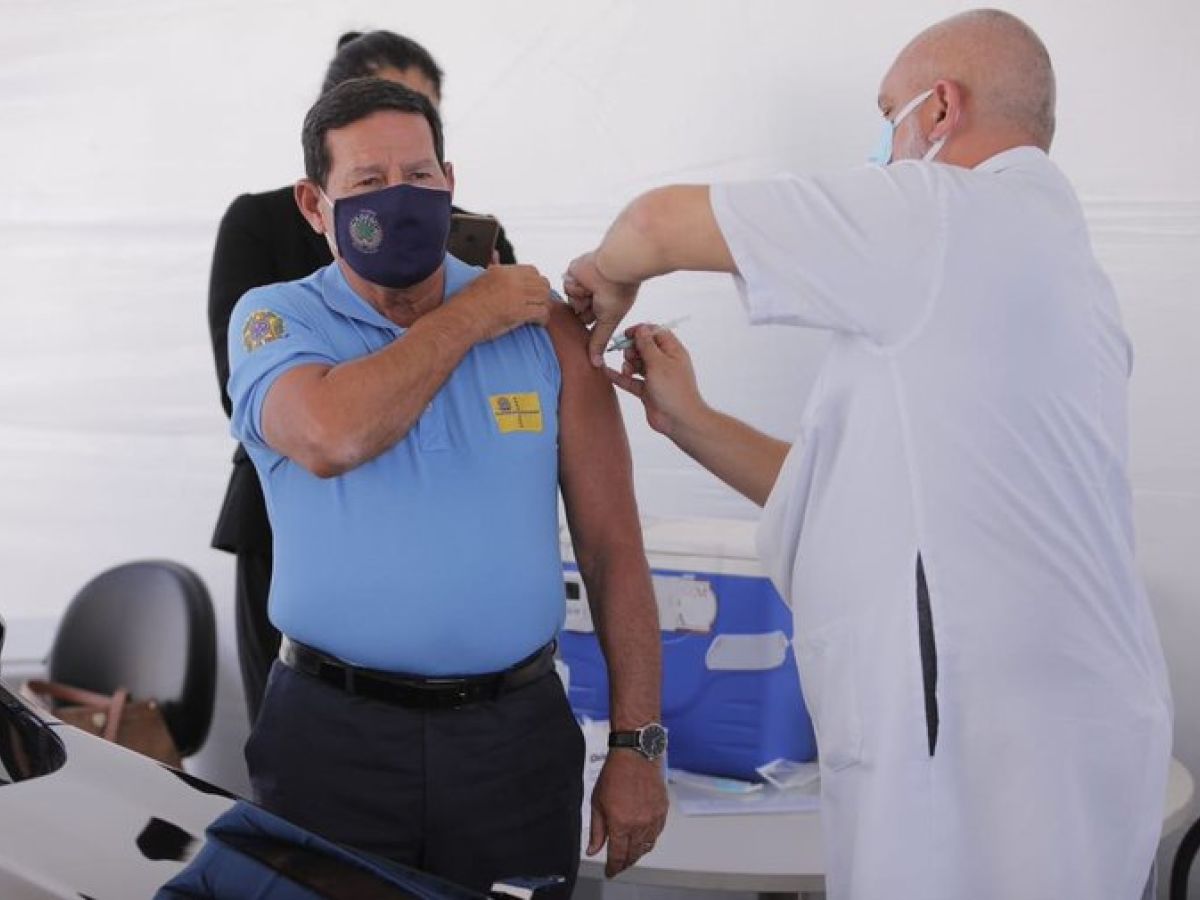 Mourão é vacinado com primeira dose da Coronavac em Brasília