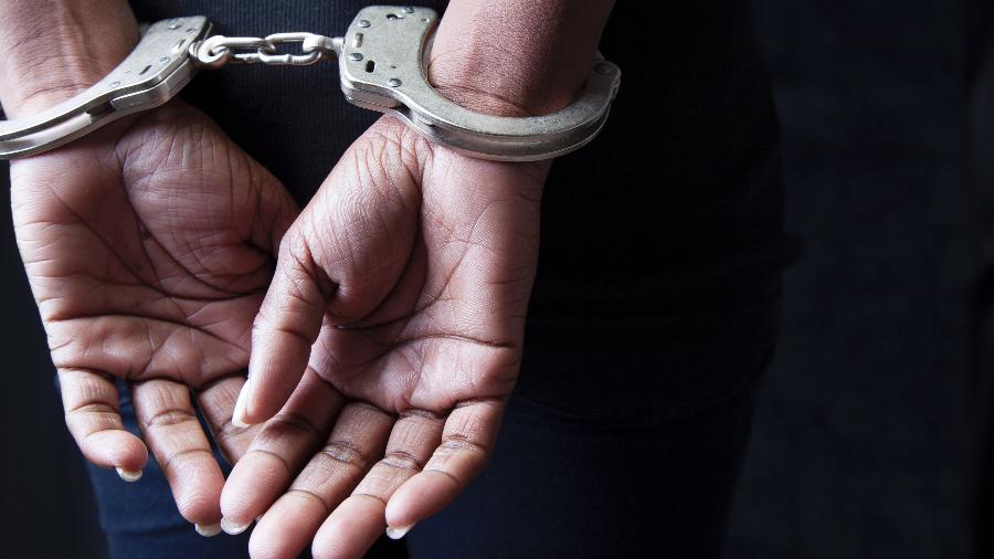 Mulher é presa por receptação e posse ilegal de arma