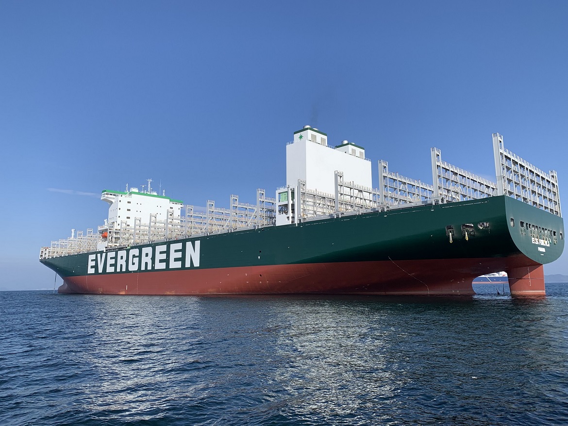Canal de Suez segue bloqueado; impasse dá novo impulso a contratos de petróleo