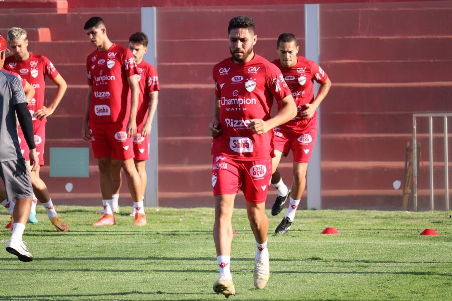 Vila Nova enfrenta o líder Cruzeiro e busca permanência na série B