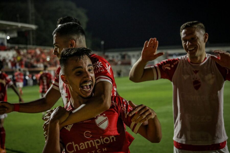 Vila Nova vence o Cruzeiro e praticamente sela permanência na série B