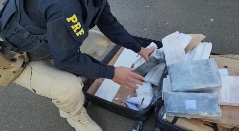 Mulher é presa com mais de 15kg de maconha em ônibus