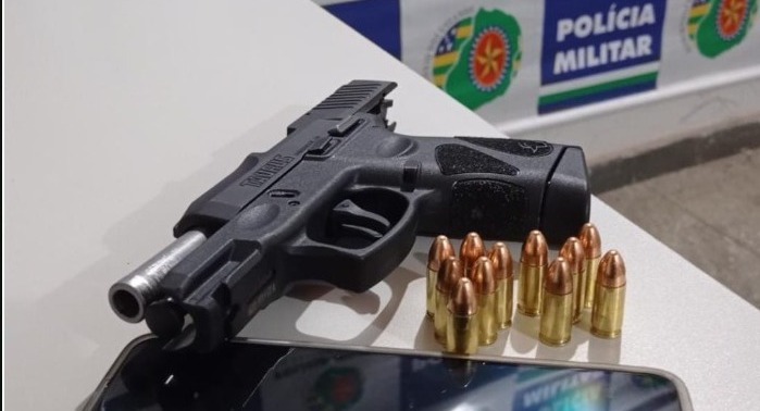 Homem é preso suspeito de porte ilegal de arma de fogo, ameaça, injúria e difamação