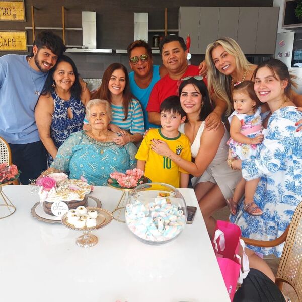 Após polêmica  com enteado Poliana Rocha posta foto com familiares