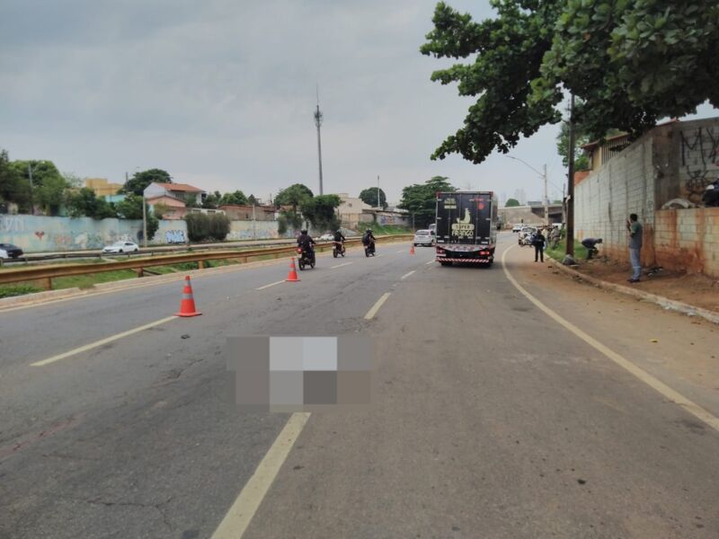 Uma pessoa morre após ser atropelada por caminhão, em Goiânia