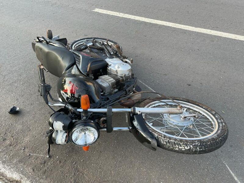 Motociclista morre após perder o controle da direção e bater em árvore