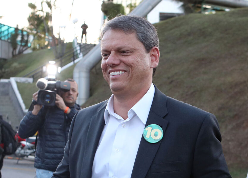 No 1º pleito, Tarcísio vence e diz que buscará 'entendimento' com governo federal