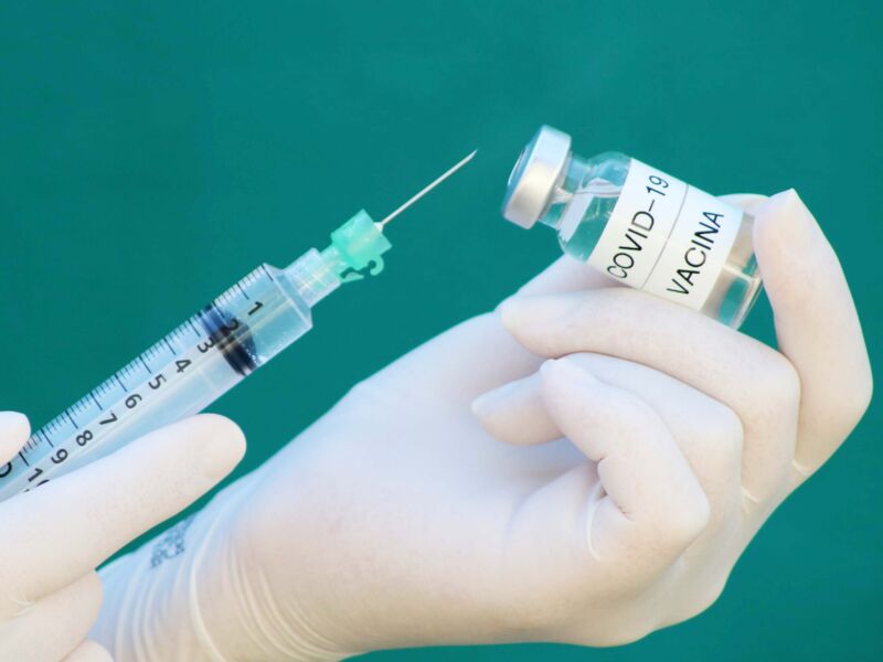 Goiás recebe 35 mil vacinas contra Covid para bebês acima de 6 meses