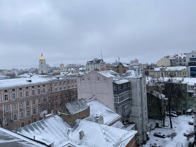 Neve cai na Ucrânia, onde 10 milhões estão sem energia por ataques russos