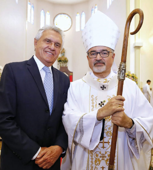 Novo arcebispo de Goiânia recebe símbolo sagrado do papa