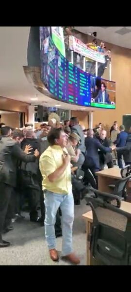 Manifestantes contrários à "taxa do agro" invadem Assembleia