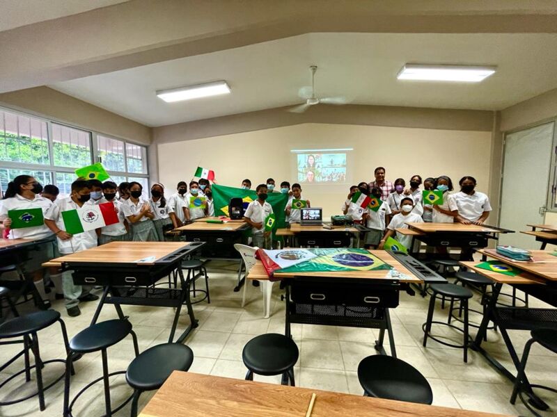 Projeto de intercâmbio seleciona escolas para receber universitários de todas as partes do mundo