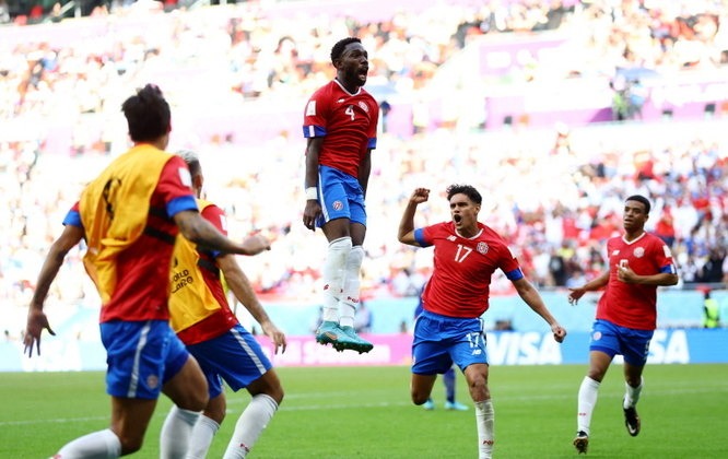 A Costa Rica vence o Japão e embola o grupo E da Copa do Mundo