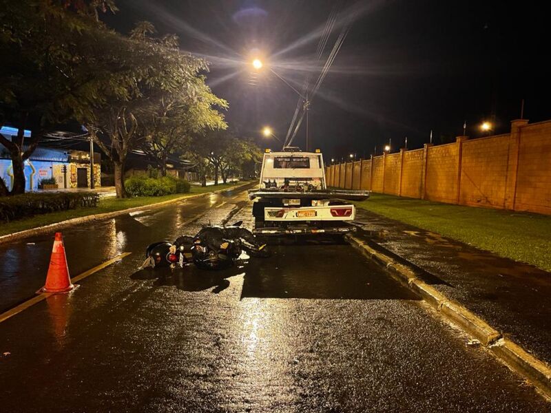 Motociclista morre ao bater em caminhão guincho