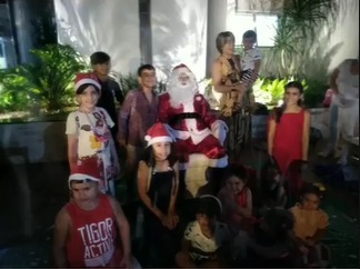Papai Noel conta histórias do natal para as crianças, neste sábado