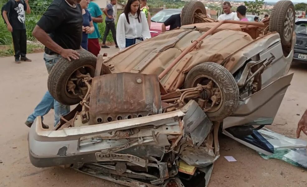 Carro bate em calçada de comércio e capota, em  Águas Lindas de Goiás