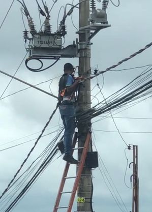 Eletricista leva choque e fica com o corpo em chamas em manutenção