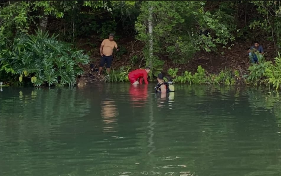 Homem que nadava em rio morre após encostar em cabo de energia, em Goiás