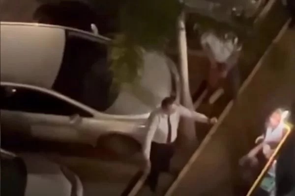 Suspeito de atacar mulher é contido por homens, em Águas Claras