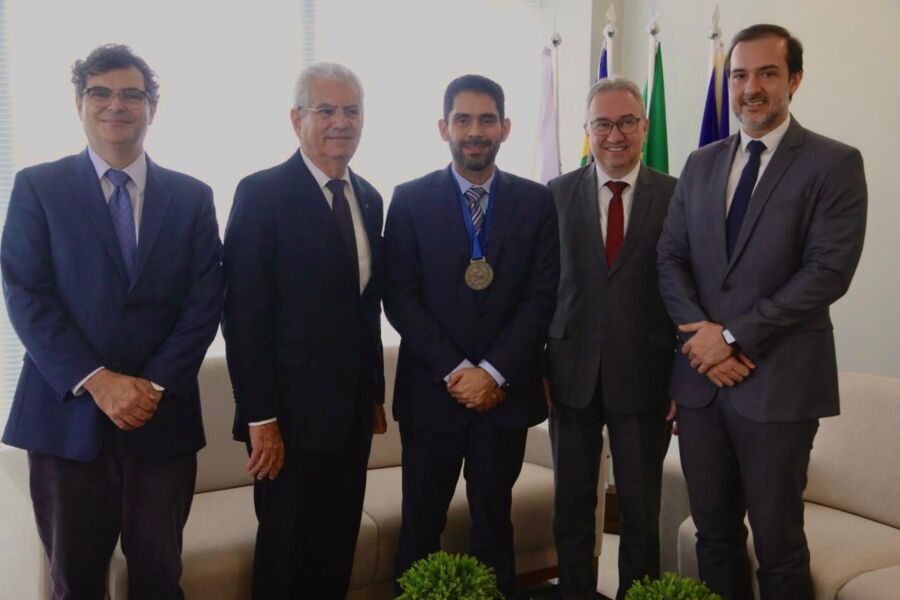 Lincoln Tejota recebe Medalha do Mérito Científico da UniEvangélica