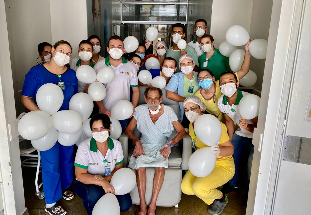 Após 40 dias de internação, paciente tem alta do HESLMB