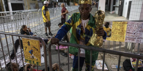 Fãs de Pelé dormem na fila para o último adeus ao Rei
