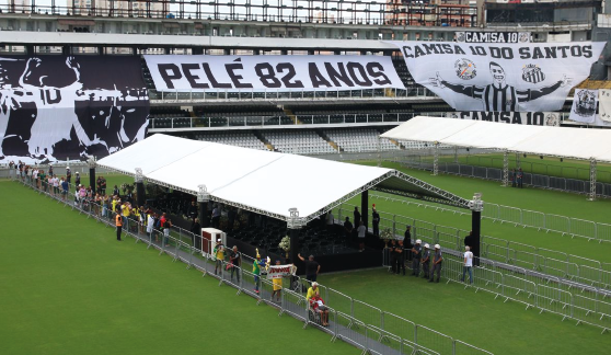 Velório de Pelé atrai  multidão na Vila Belmiro