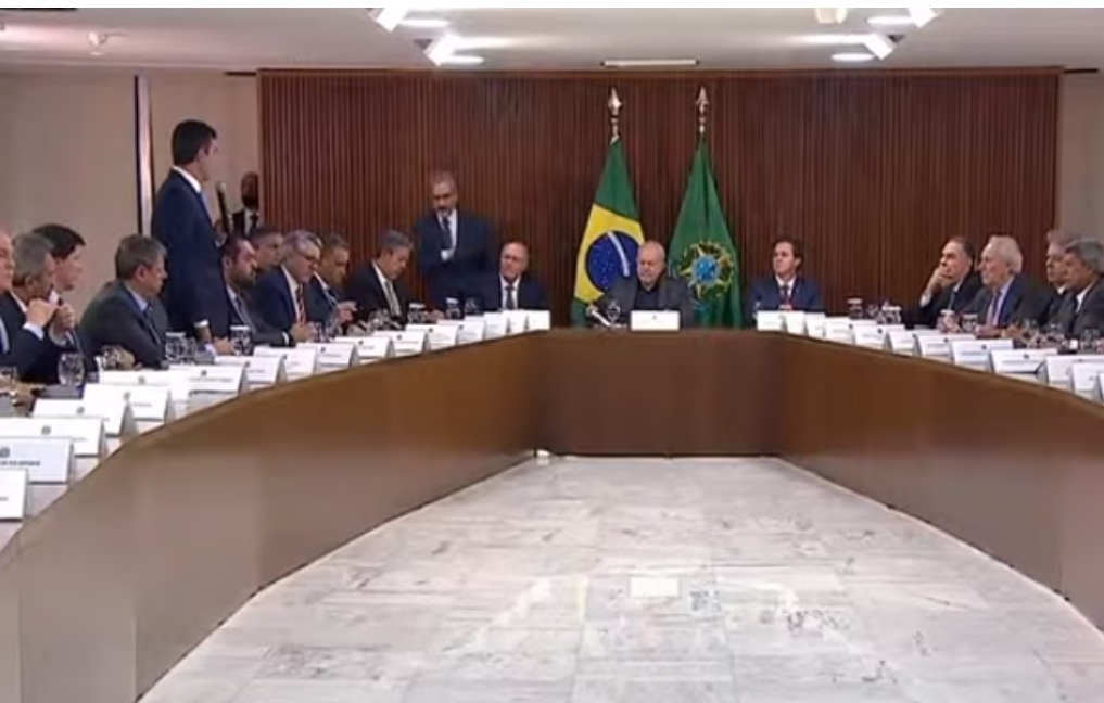 Lula diz que não defenderá democracia com autoritarismo