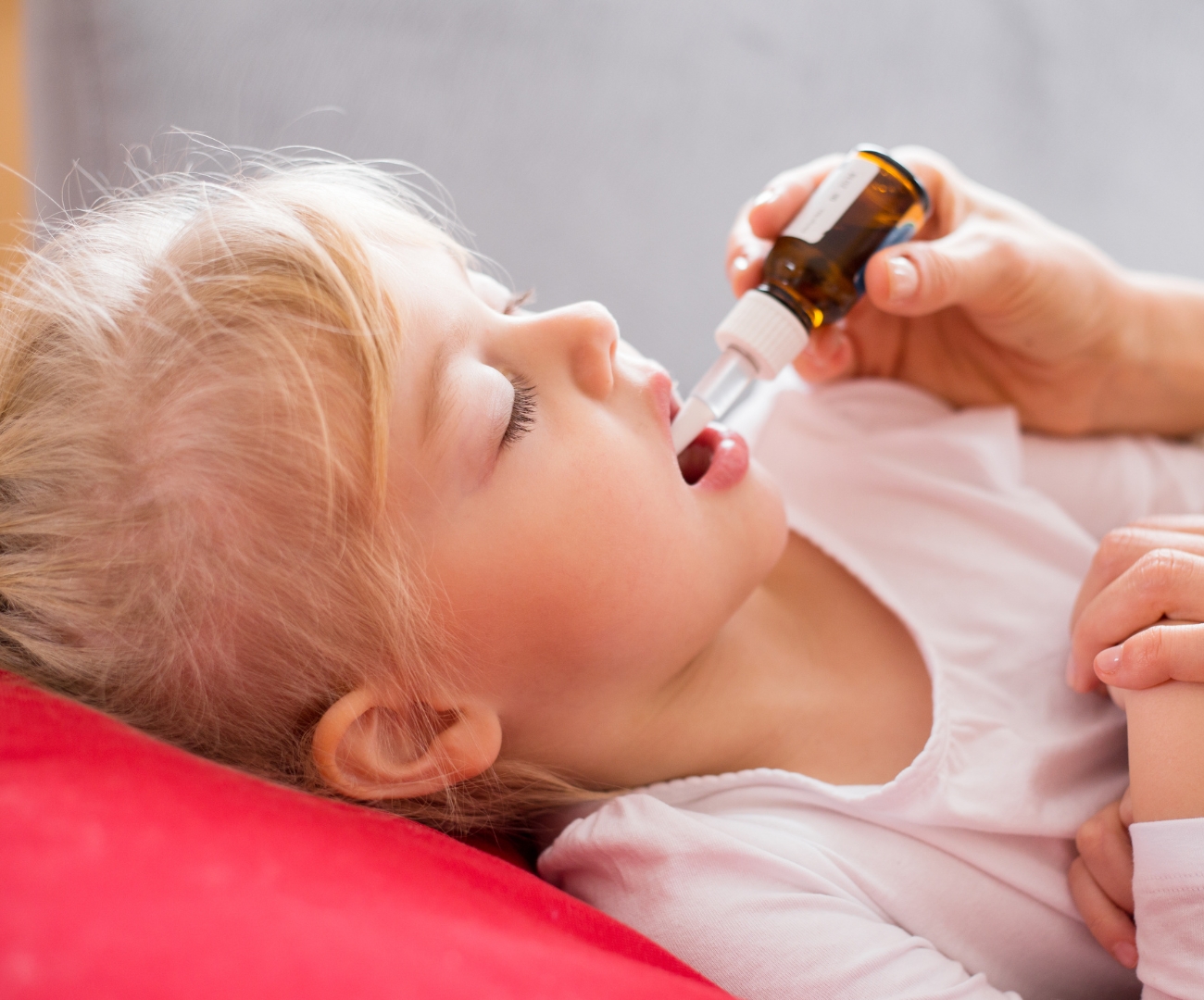 Crianças imobilizadas com medicamentos