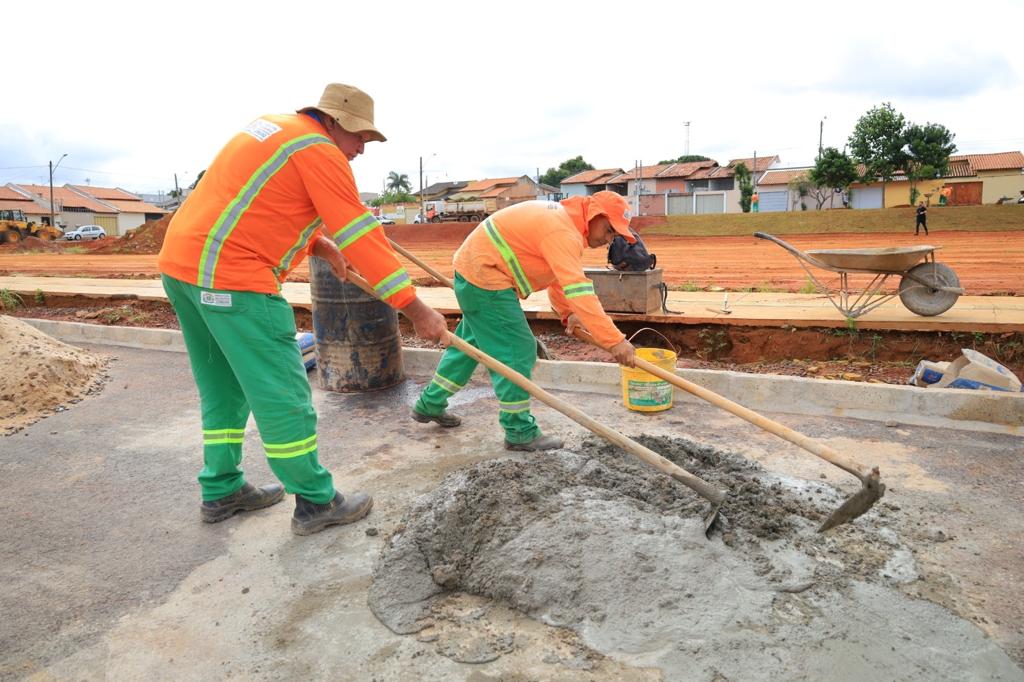 Prefeitura realiza manutenção em praças e remoção de entulhos
