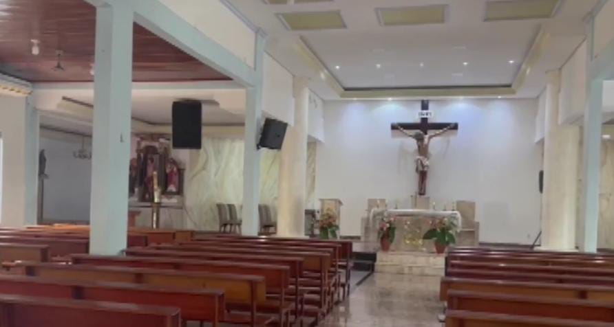 Ladrões invadem igrejas e amarram padres para roubar