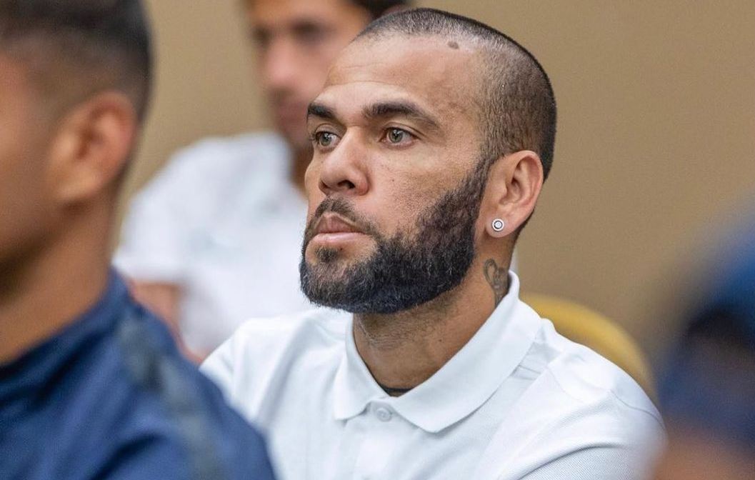 Daniel Alves teria ligado à esposa da prisão para evitar divórcio