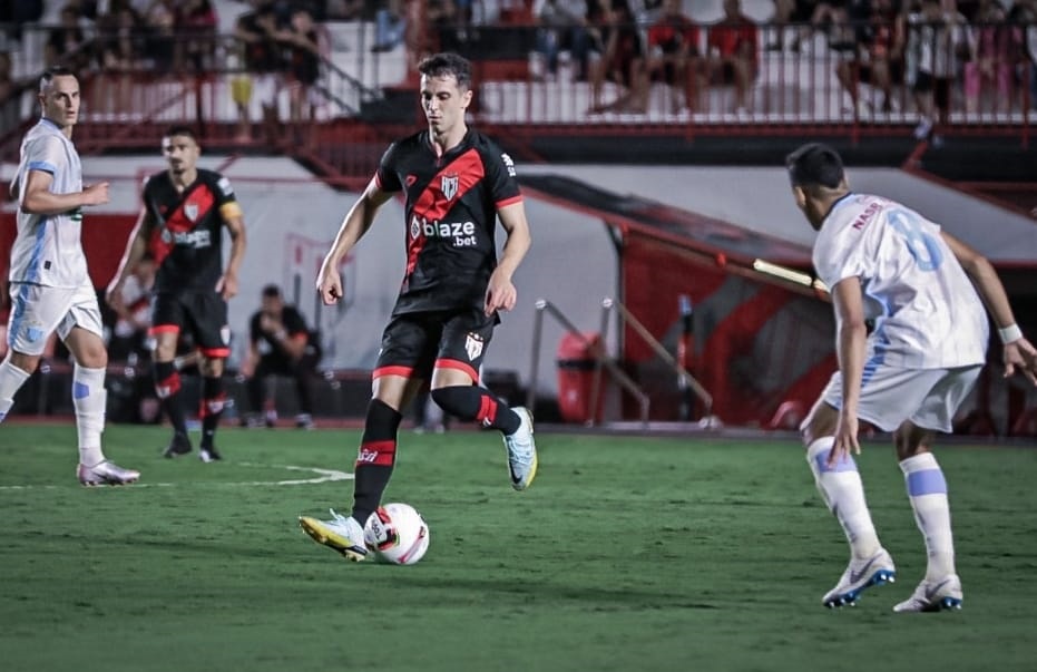 Dragão vence e volta a liderar