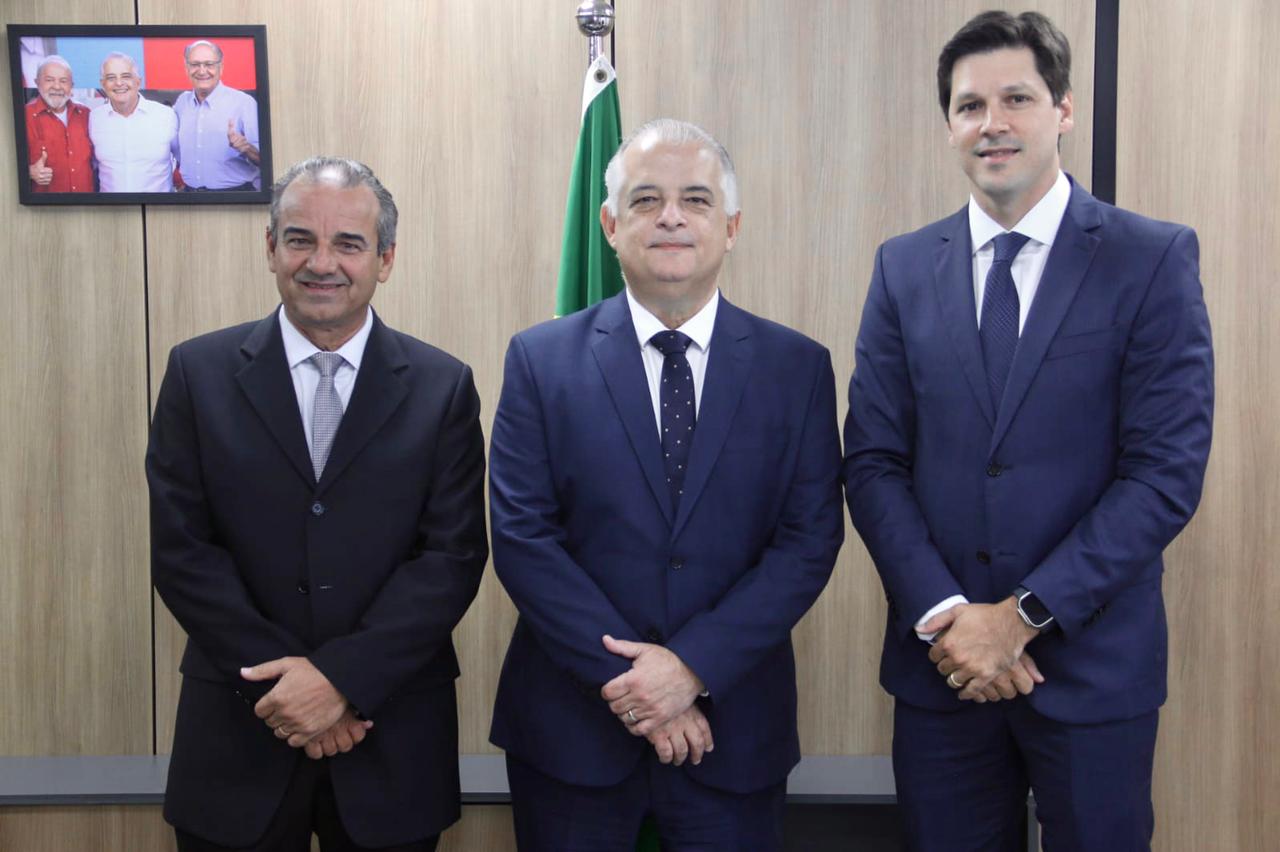 Daniel Vilela trabalha pela liberação das obras do Aeroporto de Jataí