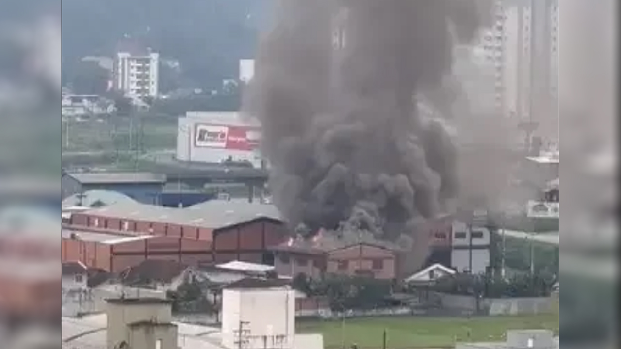 Incêndio destrói depósito de loja de móveis em Santa Catarina
