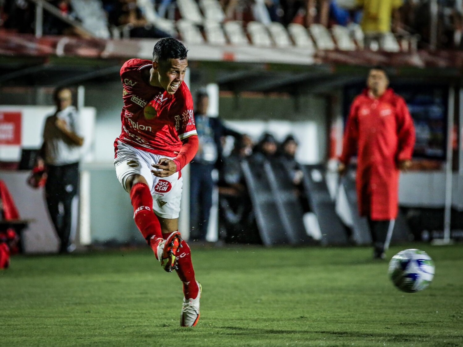 Vila vence, nos pênaltis e  avança às quartas de final