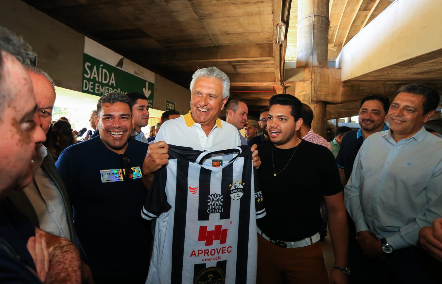 Caiado entrega reforma de banheiros do Estádio Serra Dourada