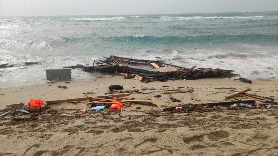Sobe para 64 o número de mortos em naufrágio, na Itália