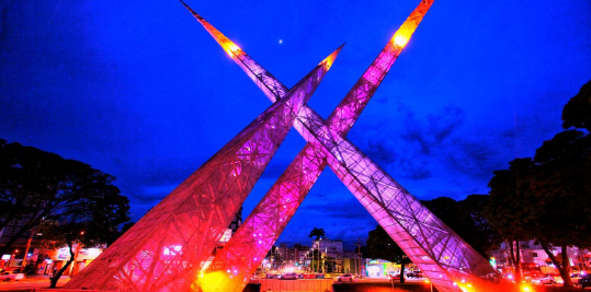 Viaduto recebe iluminação em homenagem ao Dia da Mulher