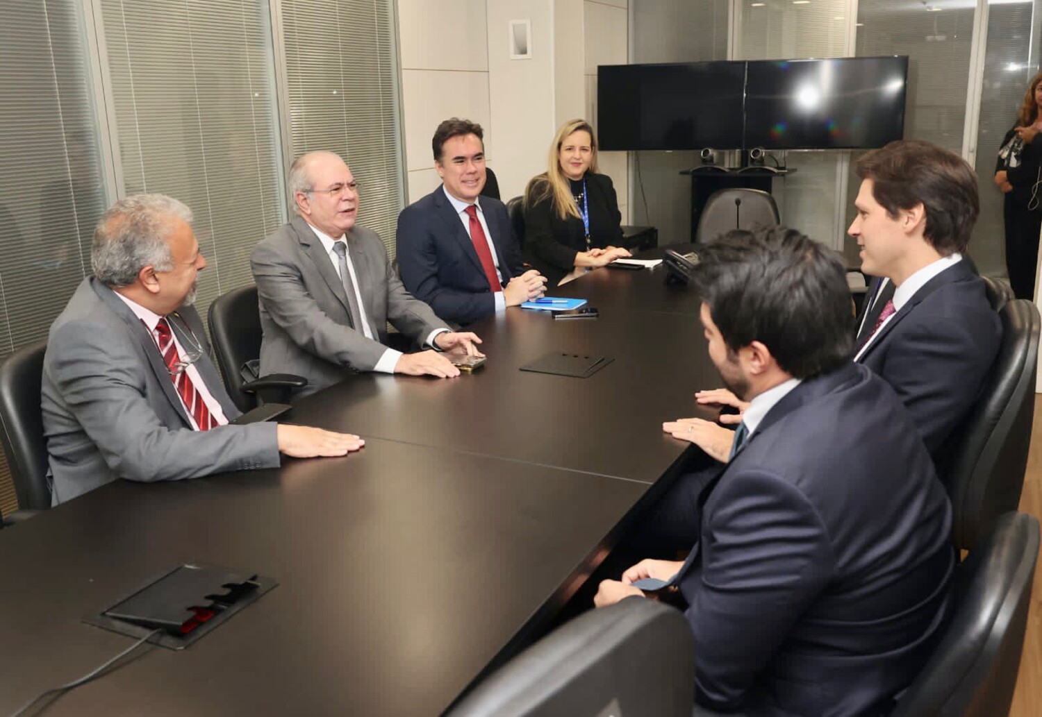 Daniel busca parcerias com Ministério das Cidades