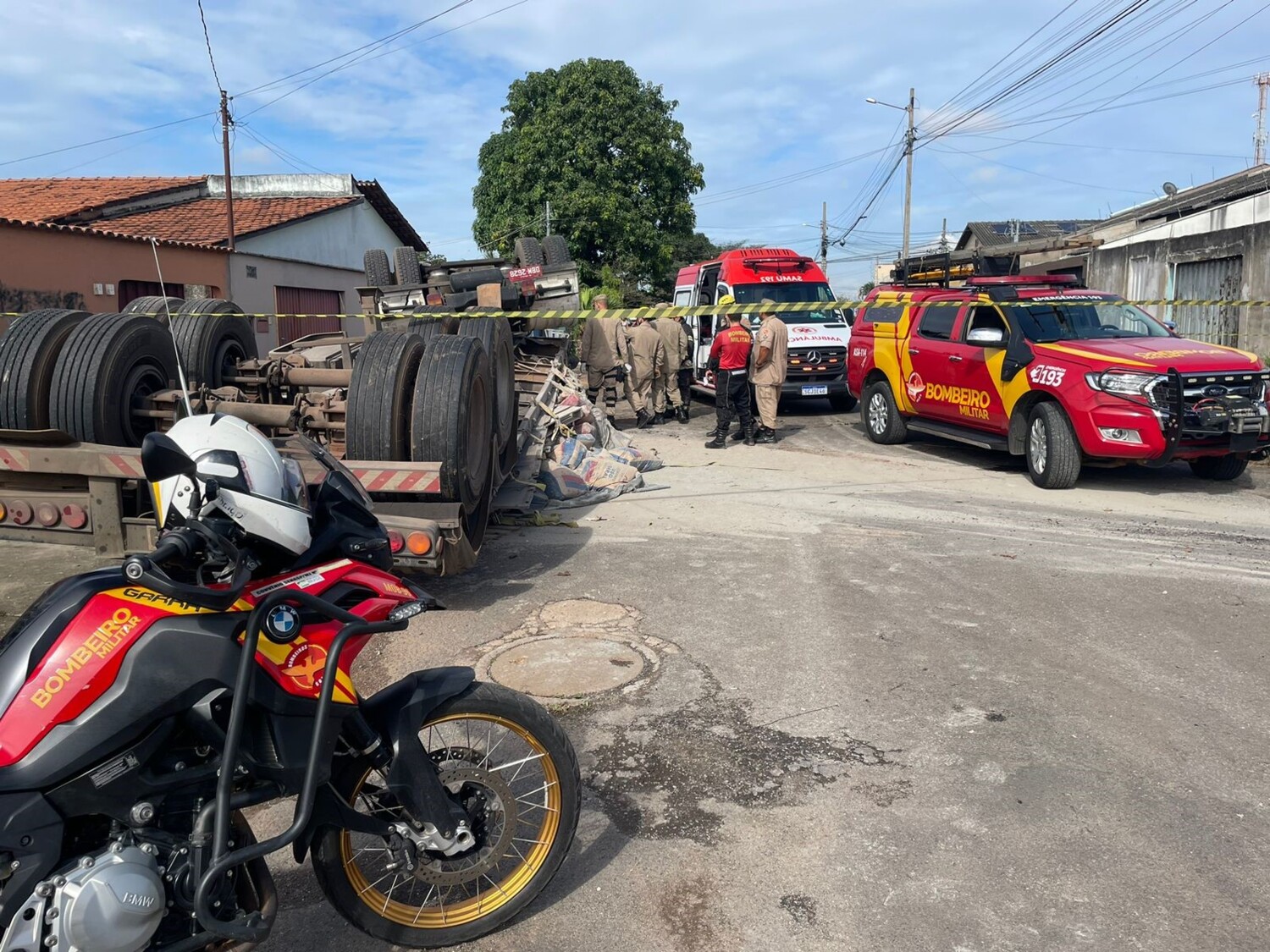 Acidente de trânsito interdita rua no Jardim Maria Inês