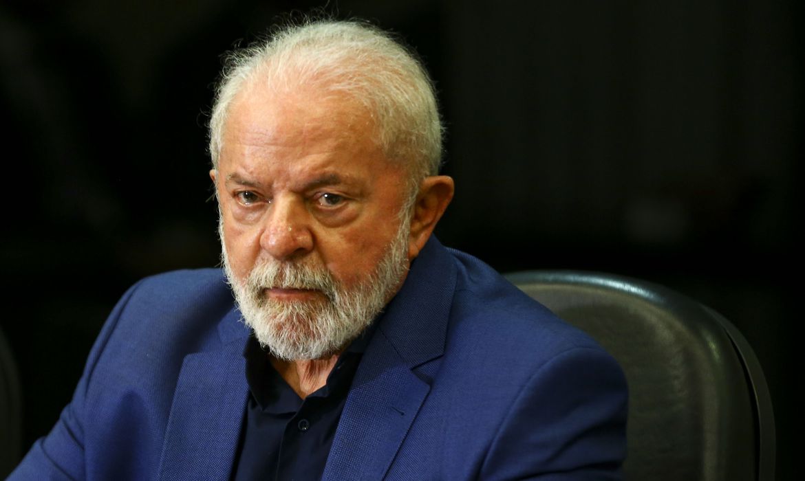 China mantém contato com Lula para remarcar encontro com Jinping